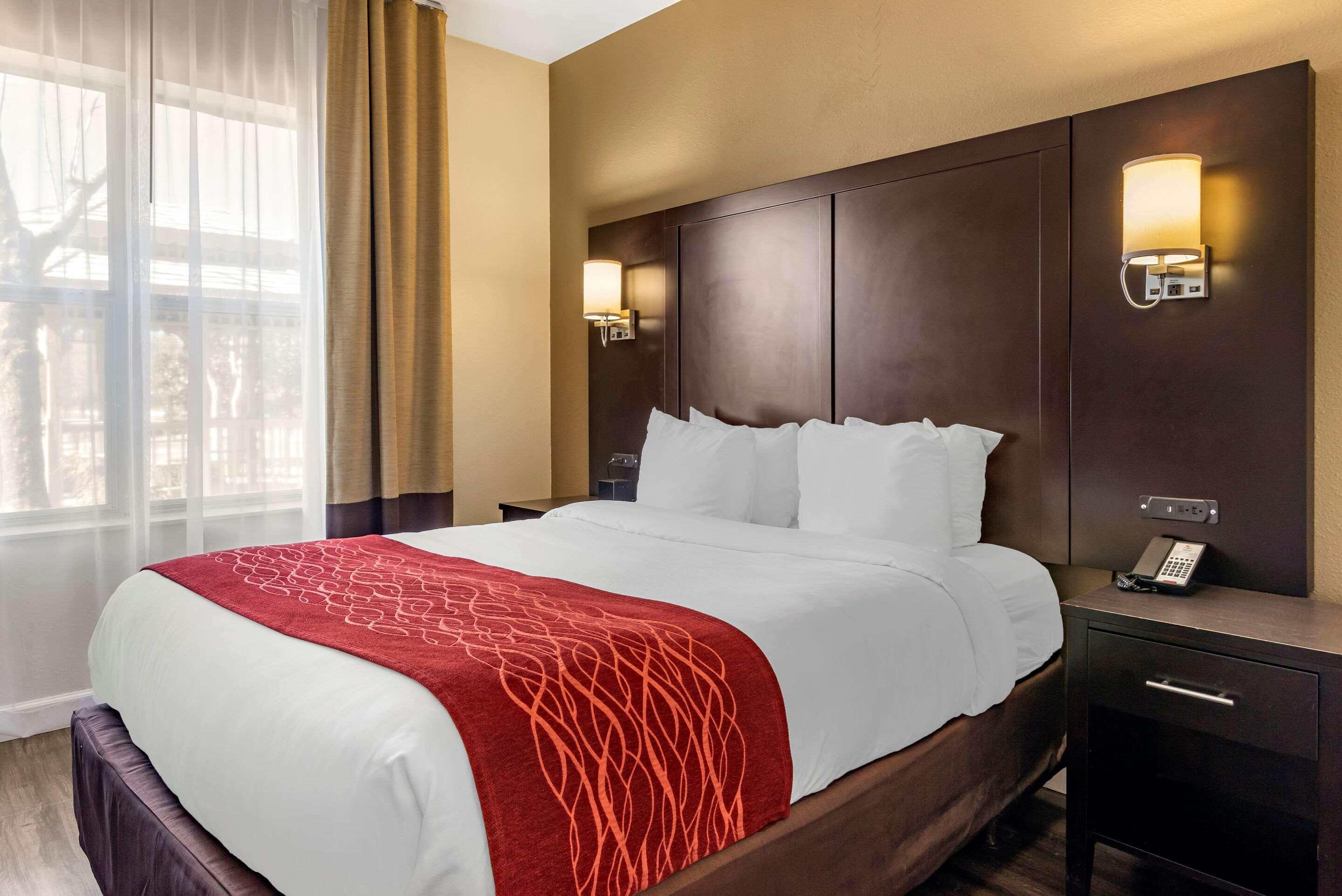 Comfort Inn & Suites Near Six Flags Лития-Спрингс Экстерьер фото