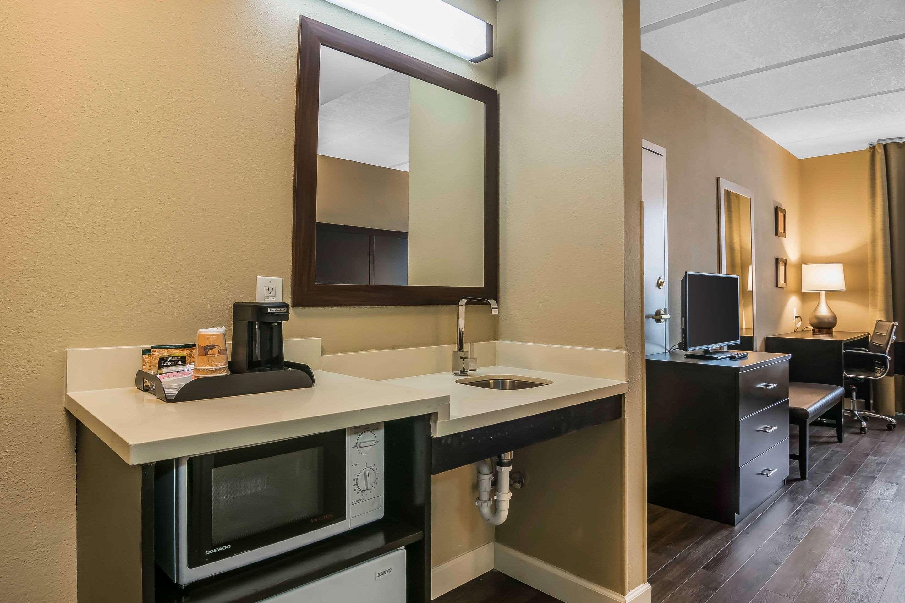 Comfort Inn & Suites Near Six Flags Лития-Спрингс Экстерьер фото