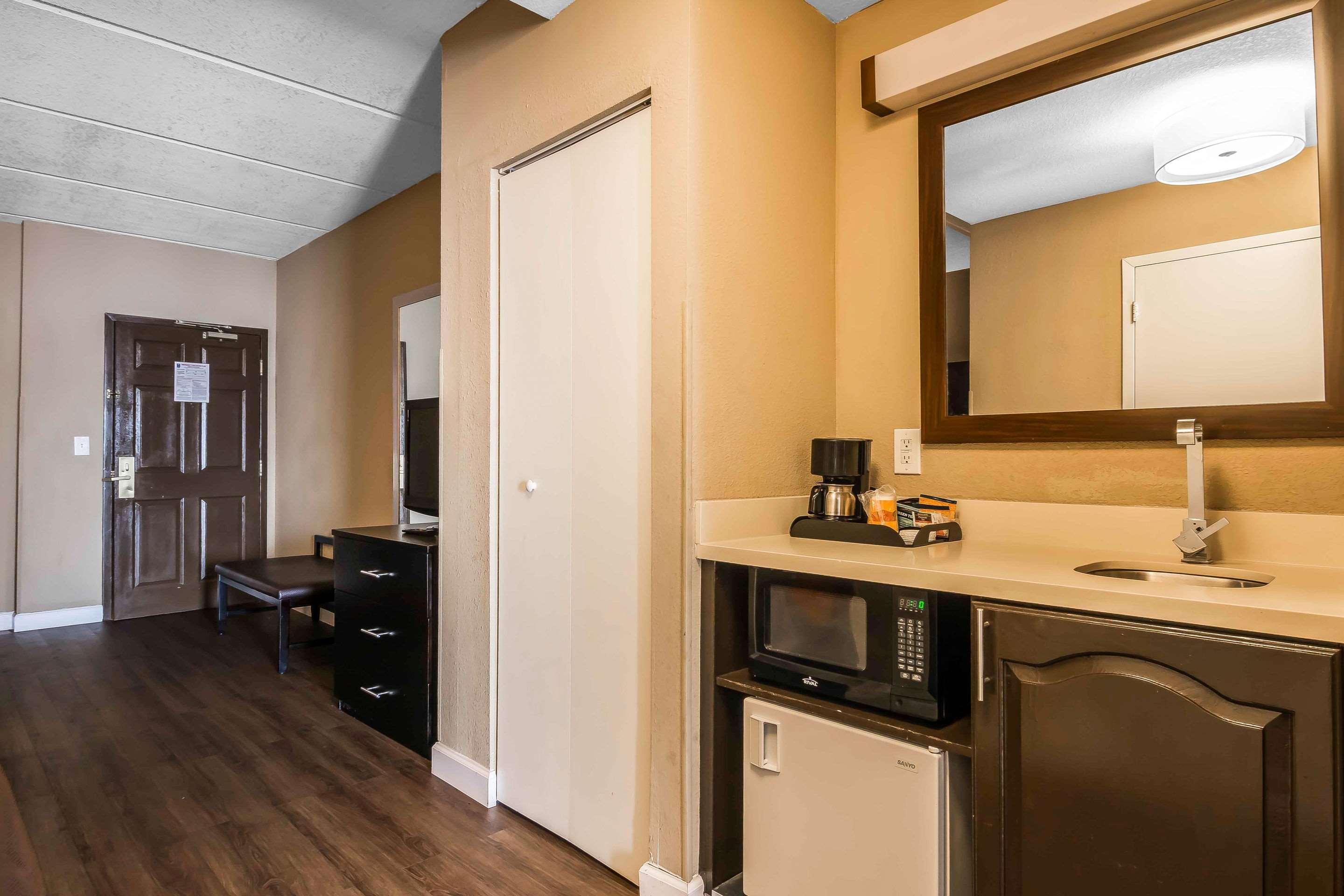 Comfort Inn & Suites Near Six Flags Лития-Спрингс Экстерьер фото