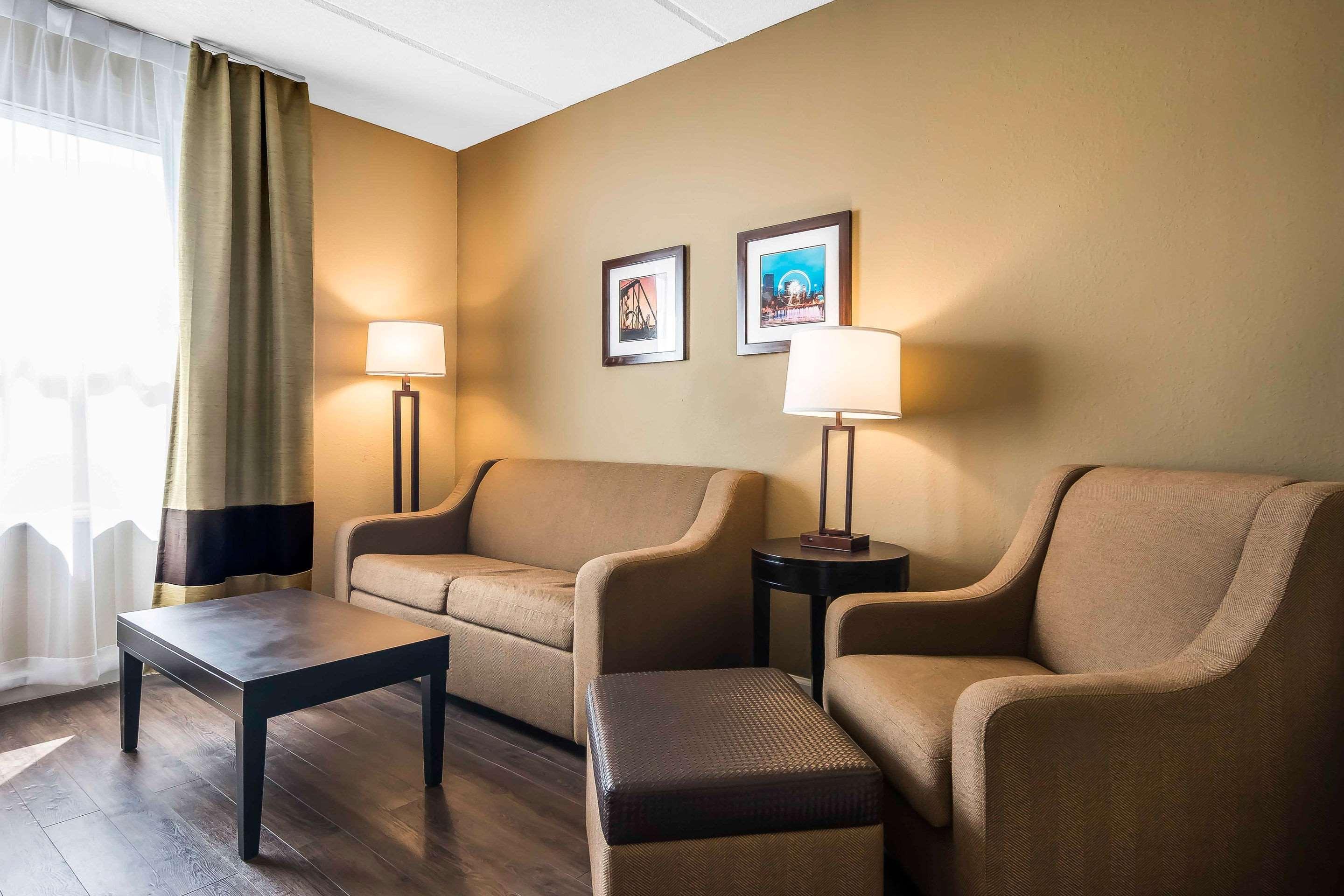Comfort Inn & Suites Near Six Flags Лития-Спрингс Экстерьер фото