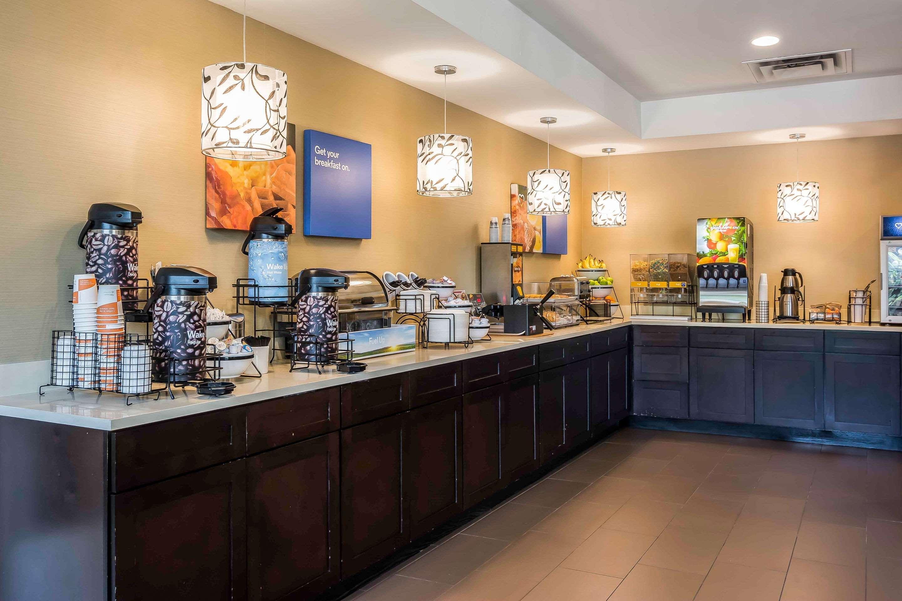 Comfort Inn & Suites Near Six Flags Лития-Спрингс Экстерьер фото