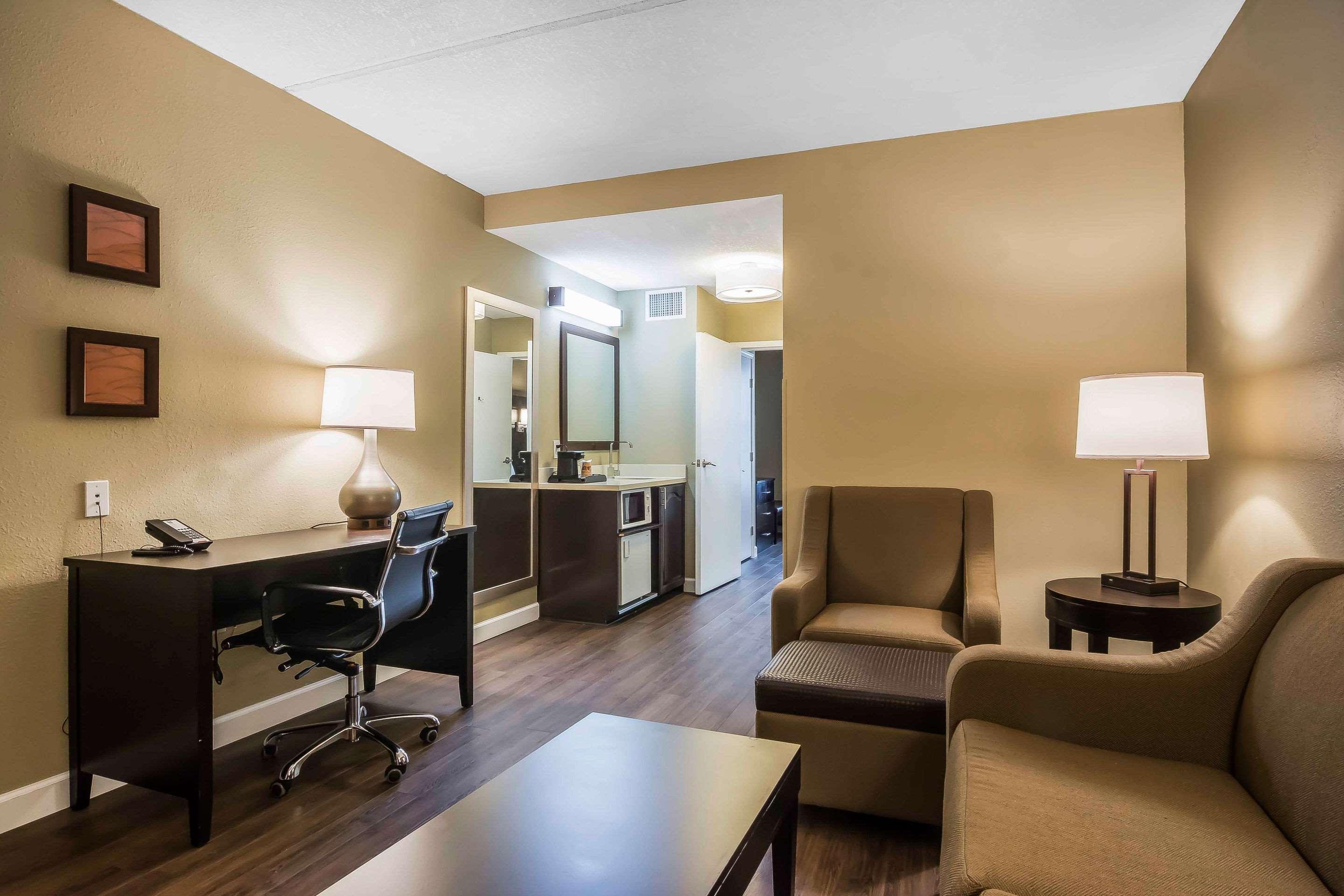 Comfort Inn & Suites Near Six Flags Лития-Спрингс Экстерьер фото