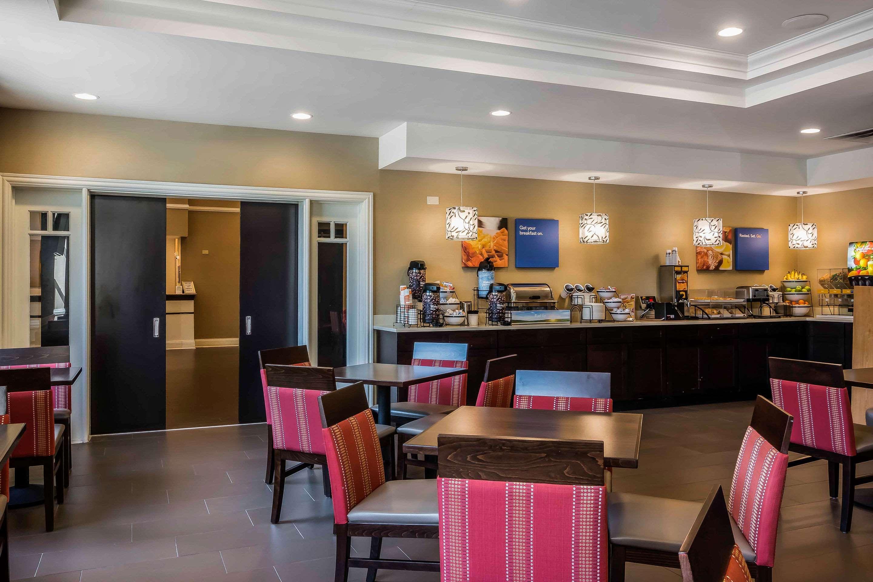 Comfort Inn & Suites Near Six Flags Лития-Спрингс Экстерьер фото