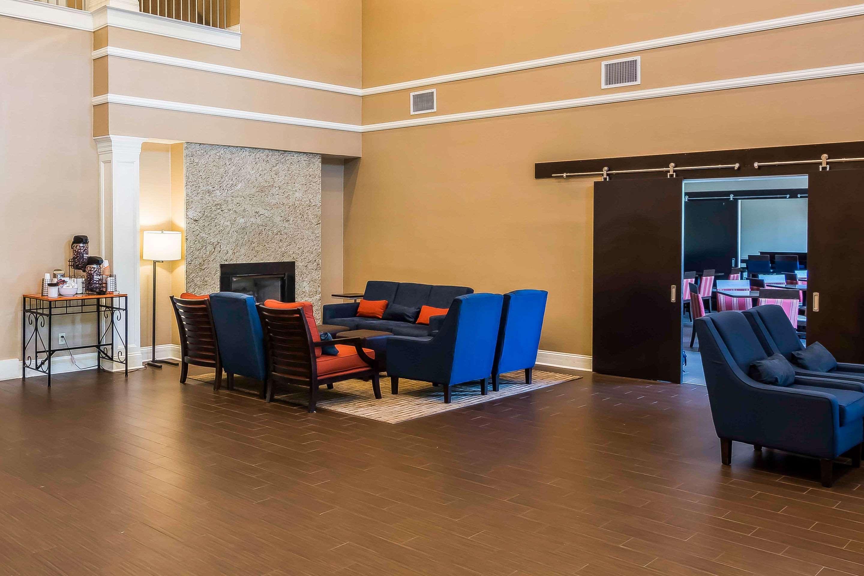 Comfort Inn & Suites Near Six Flags Лития-Спрингс Экстерьер фото