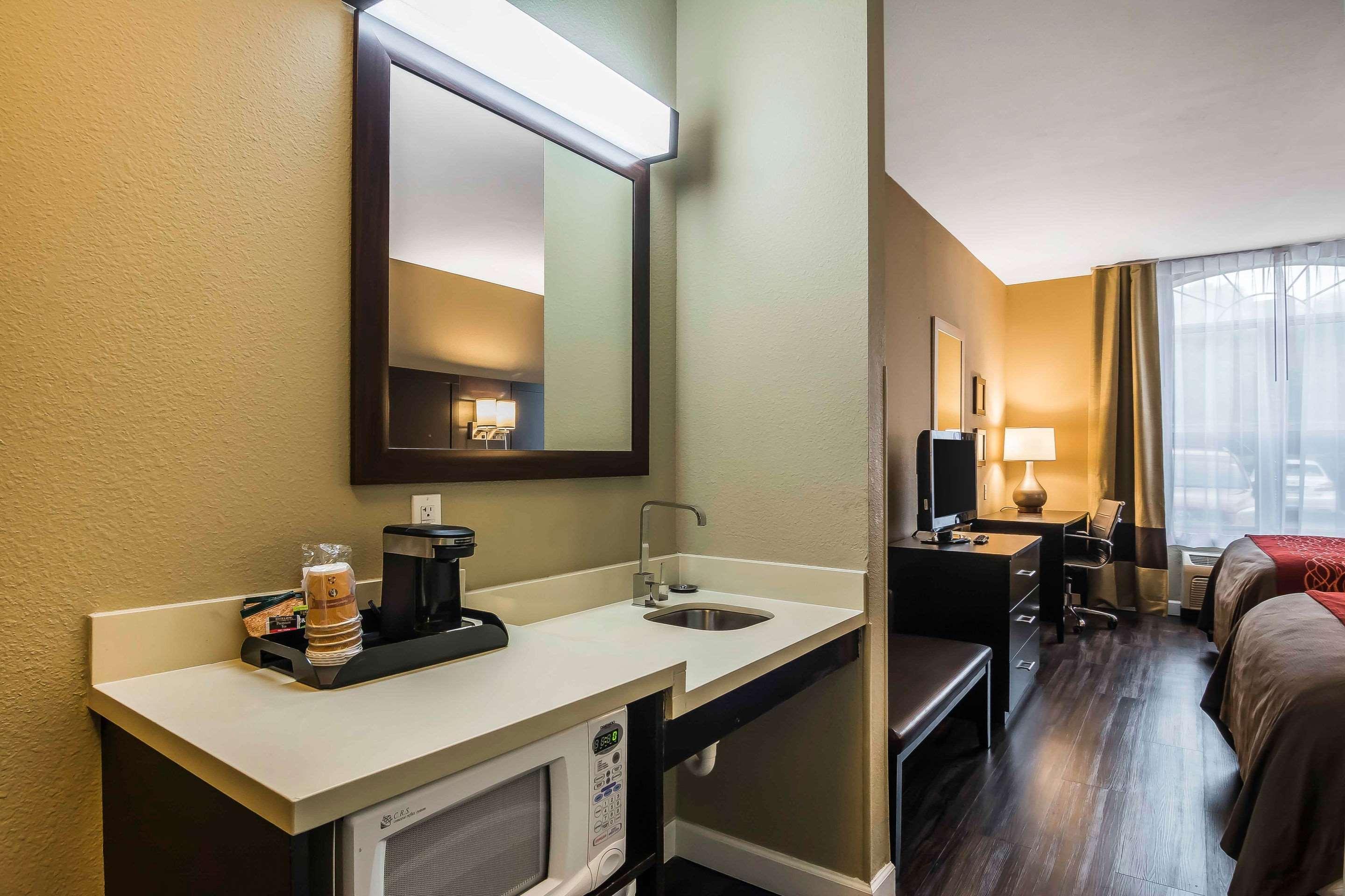 Comfort Inn & Suites Near Six Flags Лития-Спрингс Экстерьер фото